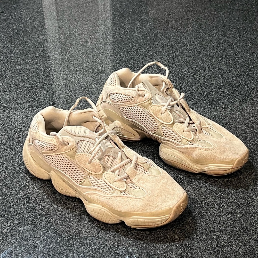 Adidas Yeezy 550 Taupe Light 

Size 9 

No box